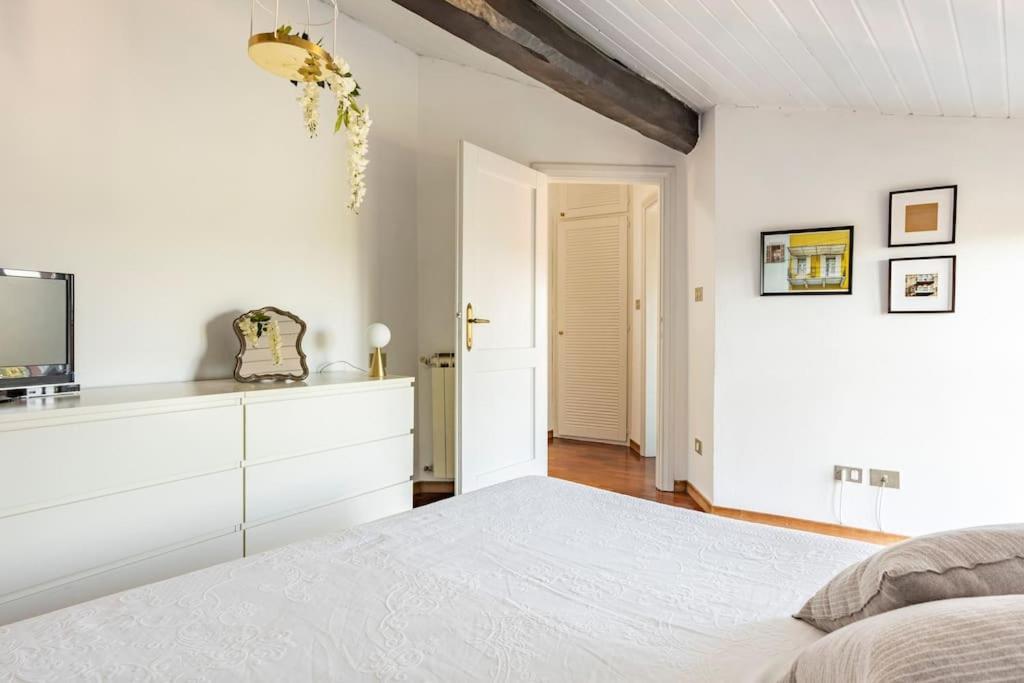 Lovely One-Bedroom Attic In An Ancient Village Bolonia Exterior foto