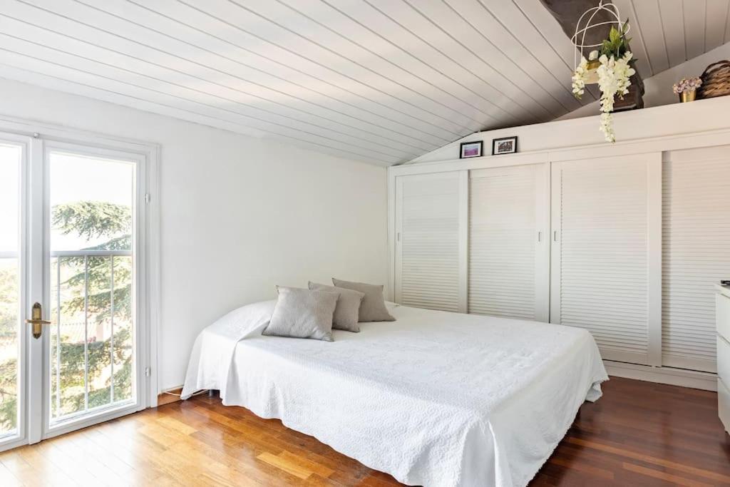 Lovely One-Bedroom Attic In An Ancient Village Bolonia Exterior foto