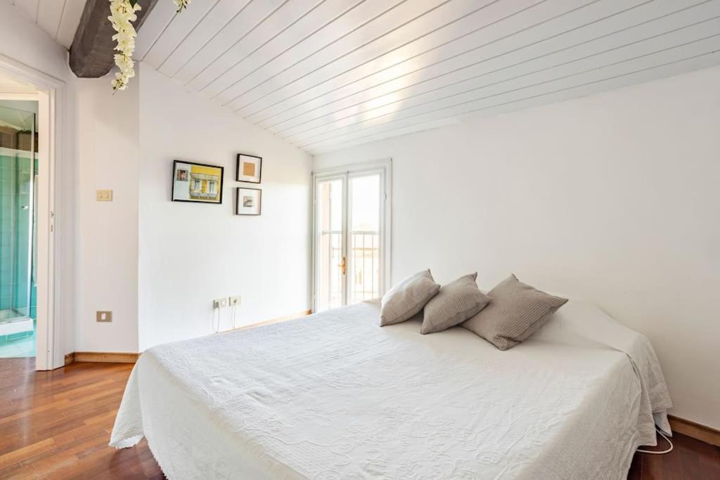 Lovely One-Bedroom Attic In An Ancient Village Bolonia Exterior foto